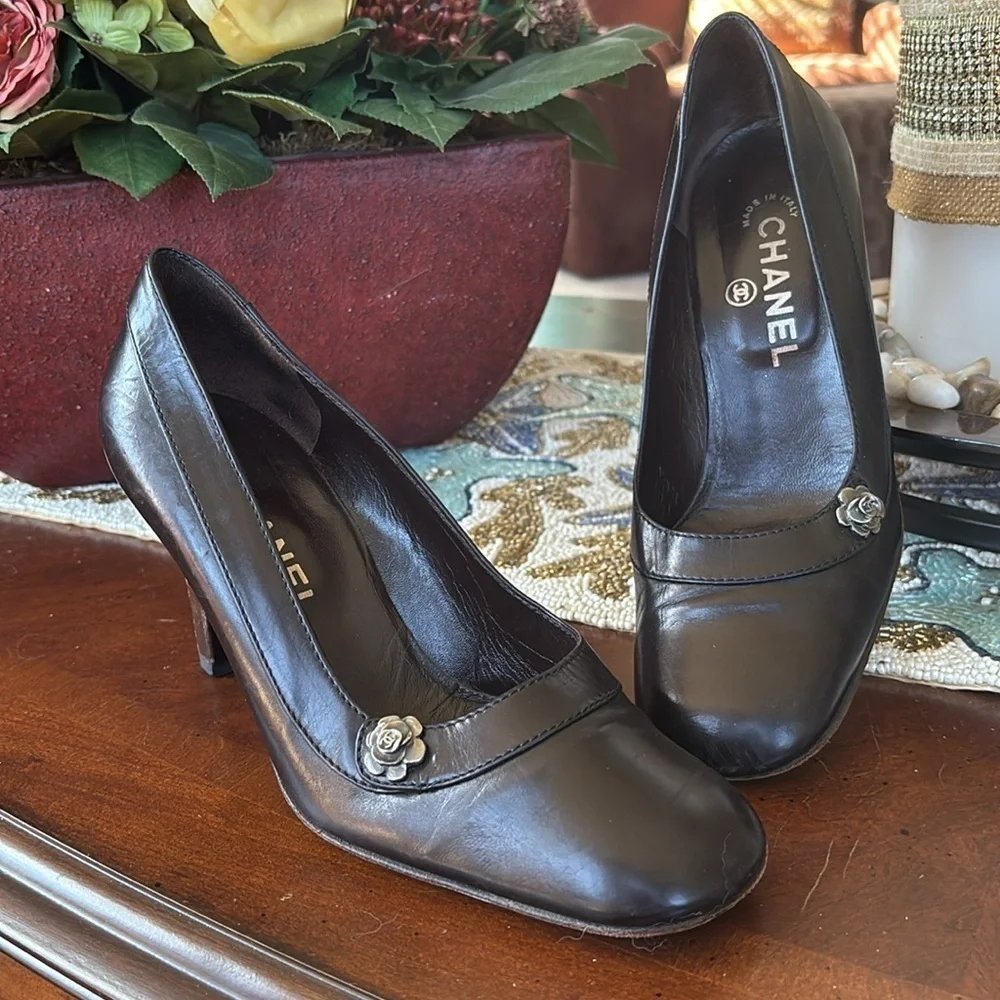 Chanel Black Leather Heels Rounded Toe w/ Floral Metal Logo Accent Made in Italy
